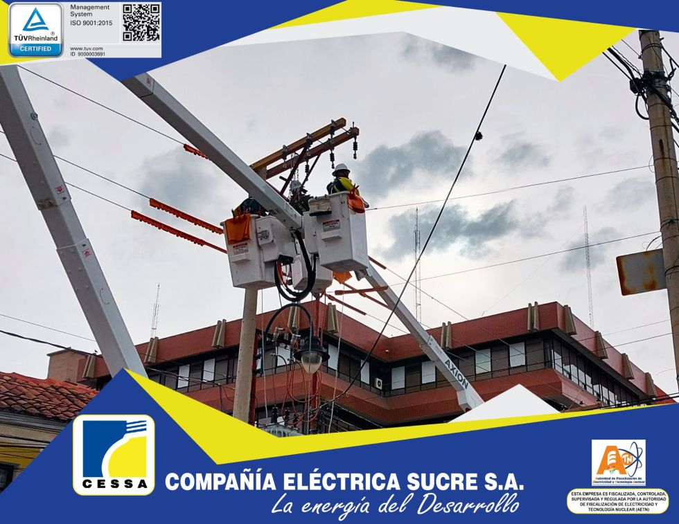 Trabajos en LÍNEA VIVA de mantenimiento preventivo. CESSA cuenta con personal capacitado para trabajos de alto riesgo.